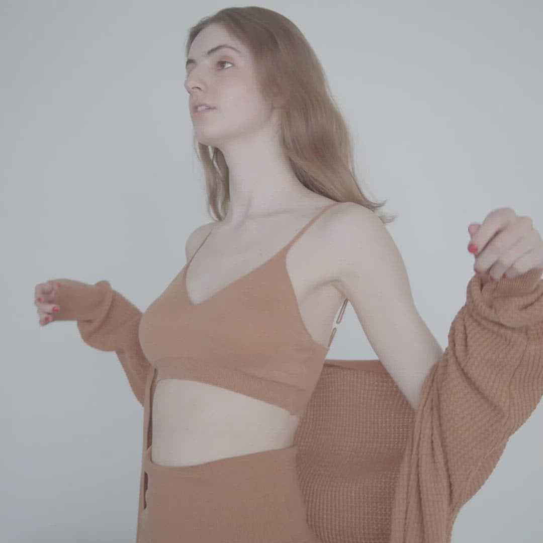 モデル身長：174cm／着用アイテム：アンバー・フリーサイズ